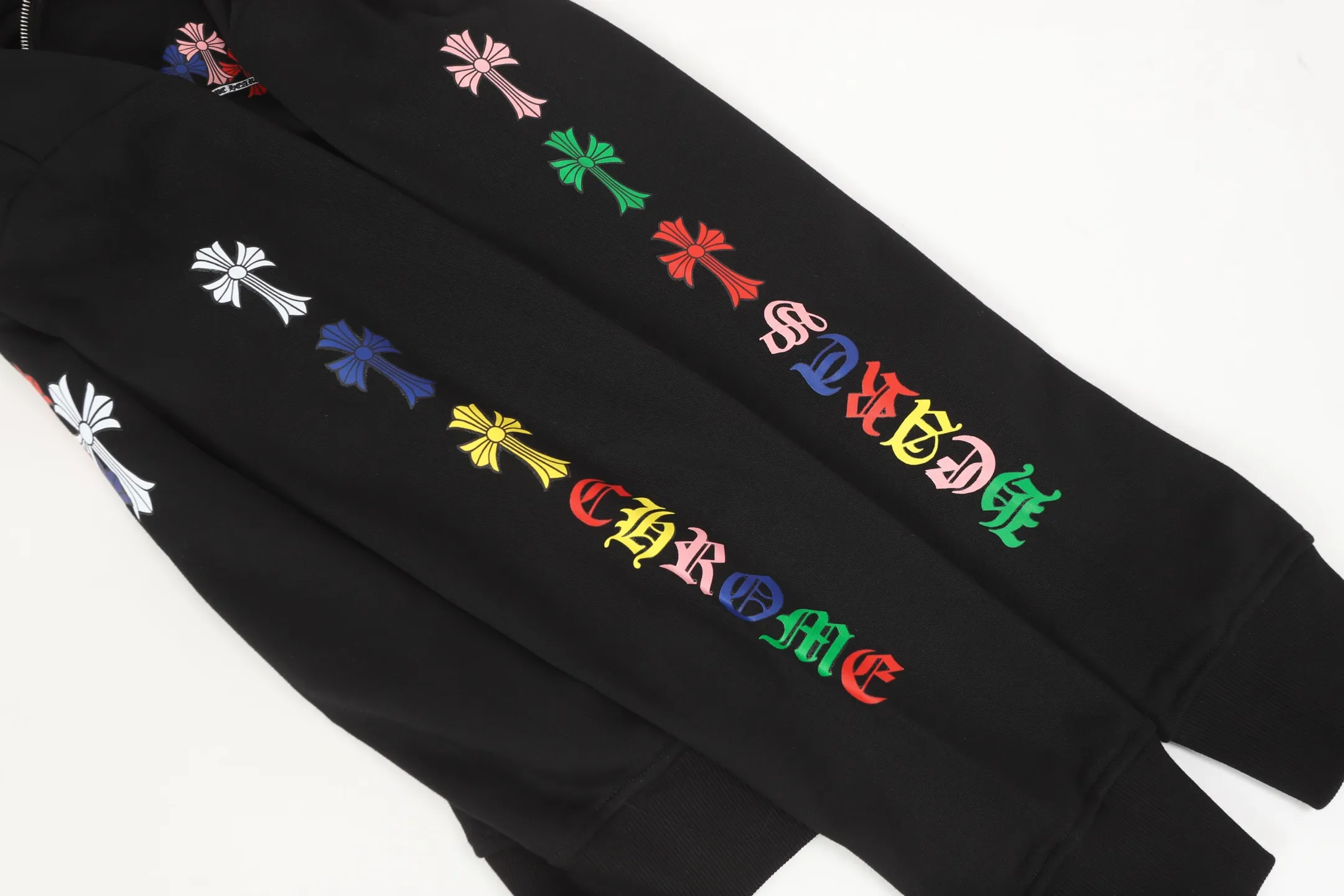 P250 cross-border model, please do not place an order if you are pursuing quality - Chrome Hearts/Chrome Hearts Colorful Cross ✝️ Printed zipper sweatshirt cardigan jacket - High weight, high density and high quality. The wool is soft, delicate and skin-friendly. It feels soft and silky. It has excellent warmth and skin-friendly properties - Custom-woven and dyed, no color difference. No matter the fabric or workmanship details, it beats the ordinary version on the market - Hardware zipper accessories are all customized, full of details - Color: black white -Size: S M L XL